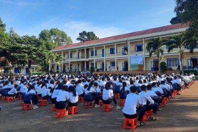 Học sinh hào hứng trong buổi sinh hoạt ngoại khóa chuyên đề: an toàn giao thông, thuốc lá điện tử và bạo lực học đường